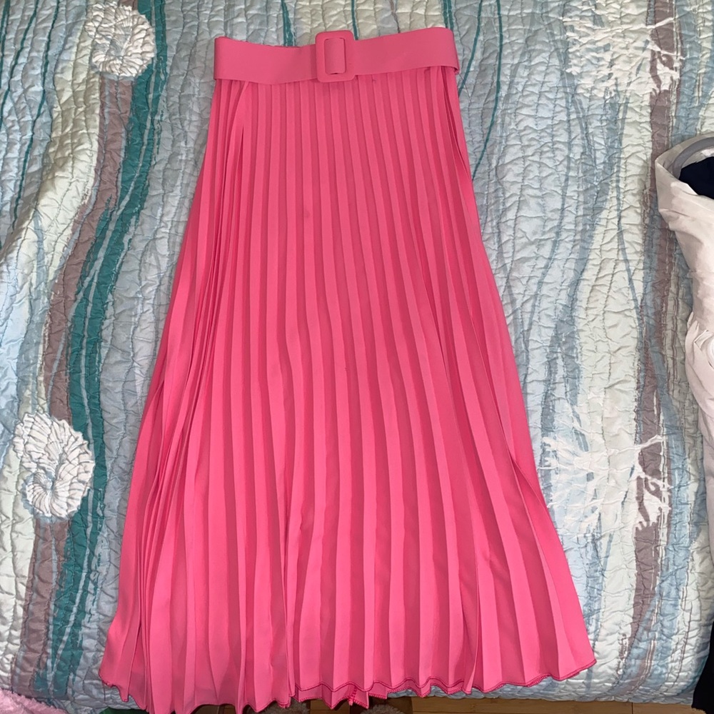 Bublegum pink pleated skirt with belt